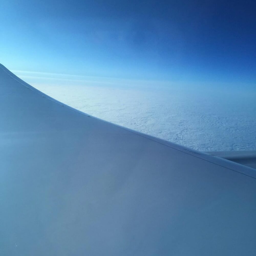 Je lis Sylvain Tesson dans l’avion qui me ramèn… - Antoine Vigne