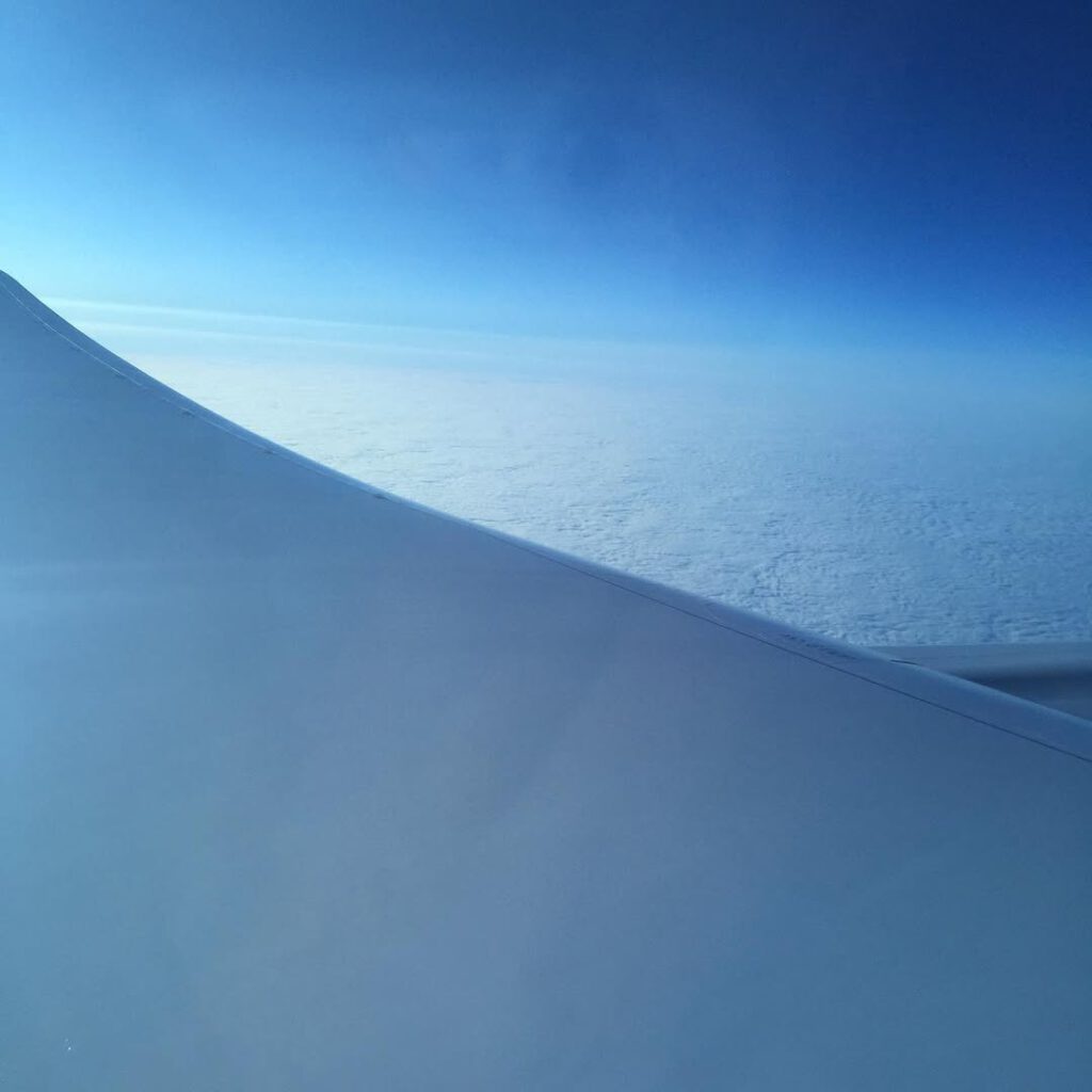 Je lis Sylvain Tesson dans l’avion qui me ramèn… - Antoine Vigne