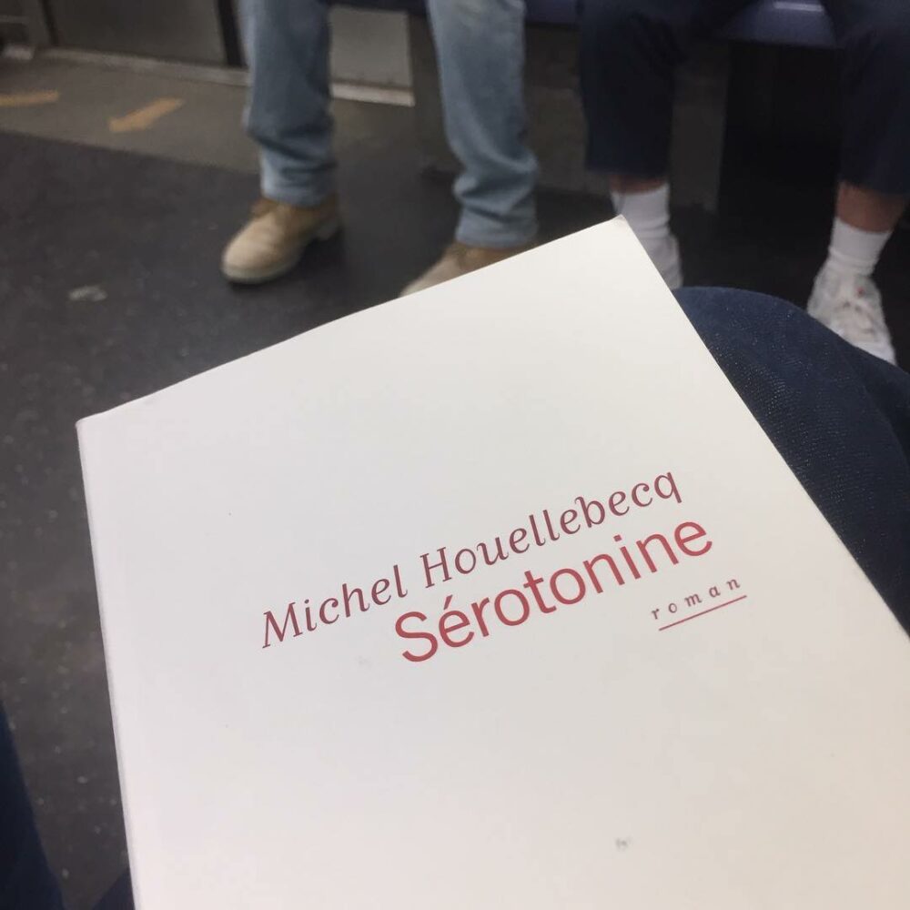 En train de lire Houellebecq dans le métro new-yo… - Antoine Vigne