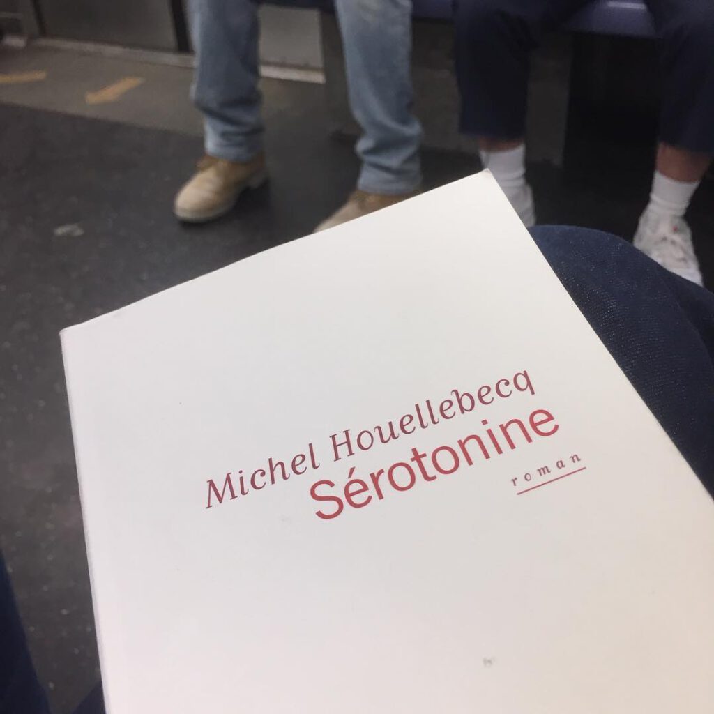 En train de lire Houellebecq dans le métro new-yo… - Antoine Vigne