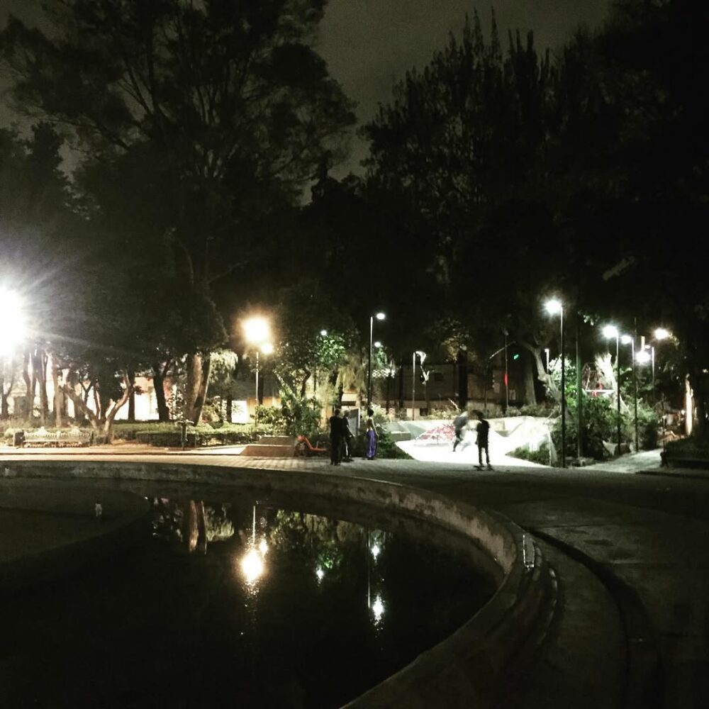 La nuit, les rues et les avenues de Mexico sont so… - Antoine Vigne