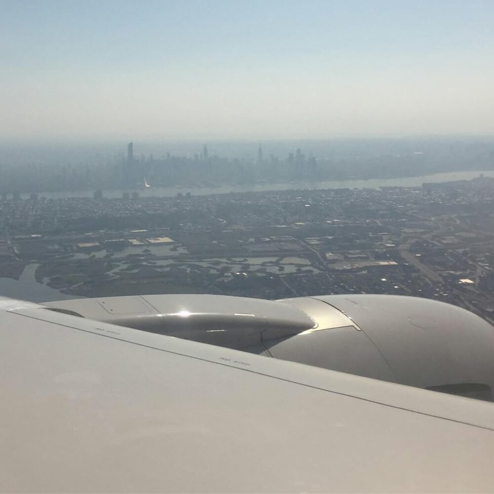 Sous les ailes de l’avion, la ville dans le mati… - Antoine Vigne