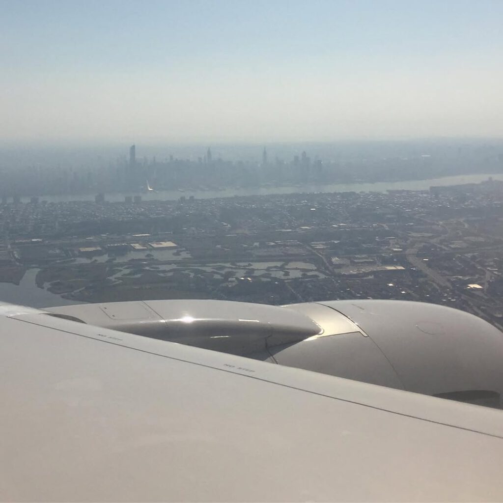 Sous les ailes de l’avion, la ville dans le mati… - Antoine Vigne