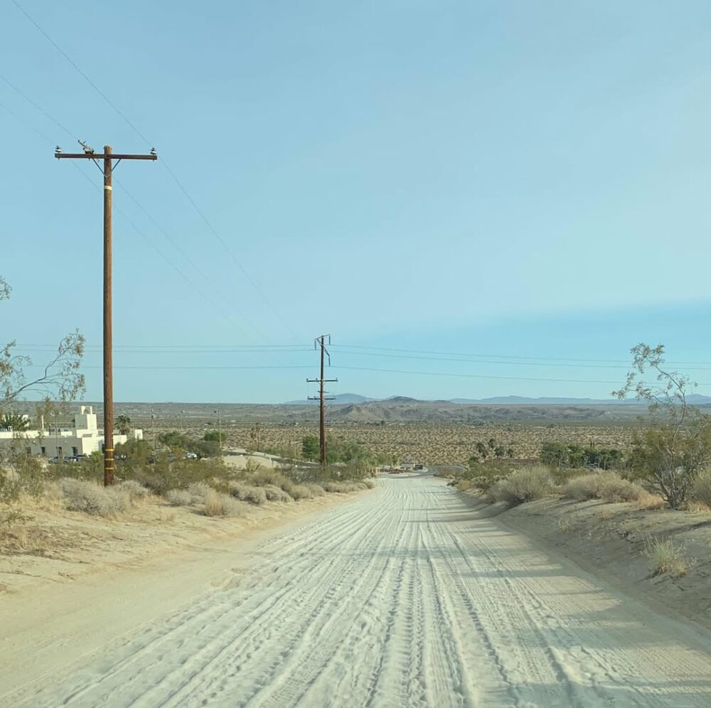 Le désert, les chemins d’accès en sable, la … - Antoine Vigne
