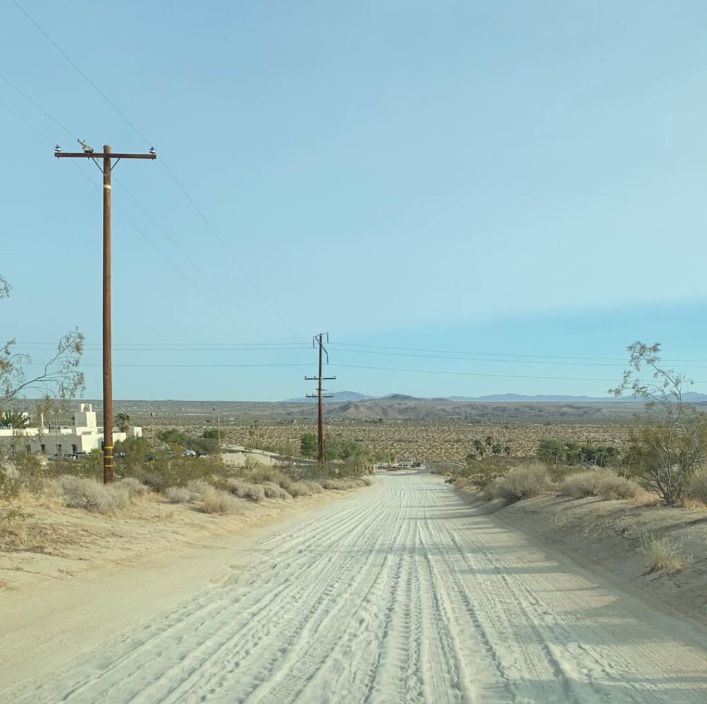 Le désert, les chemins d’accès en sable, la … - Antoine Vigne