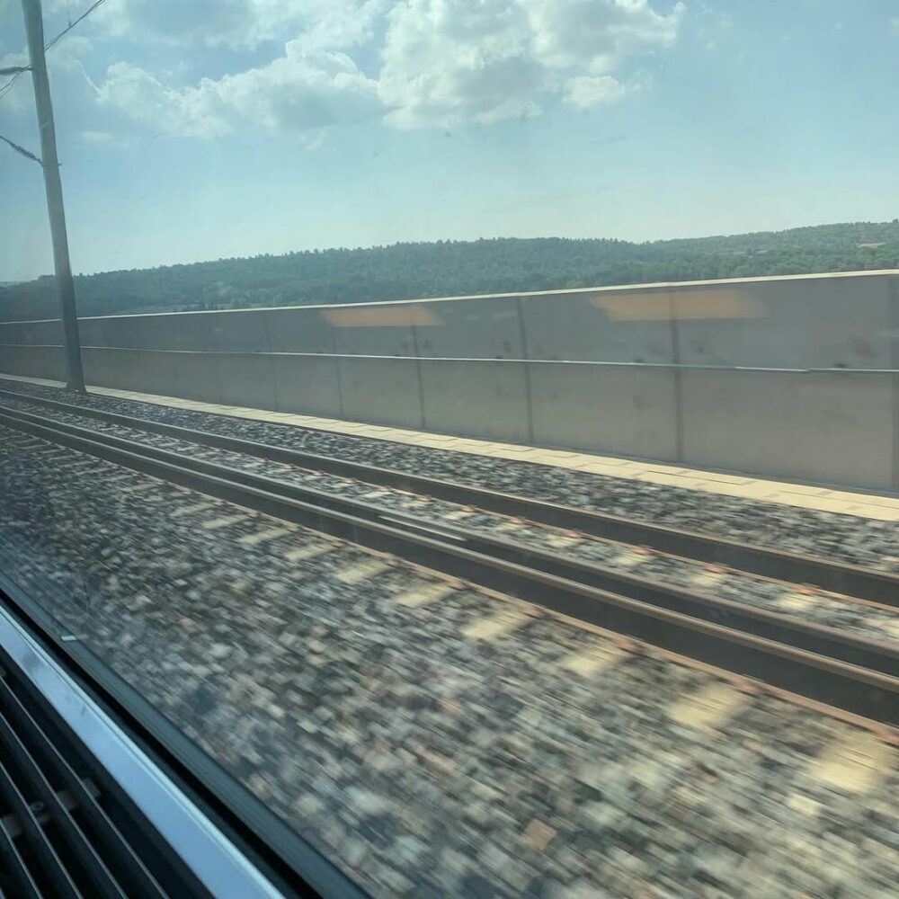 Le TGV, le paysage qui défile, Cluny que j’aper… - Antoine Vigne
