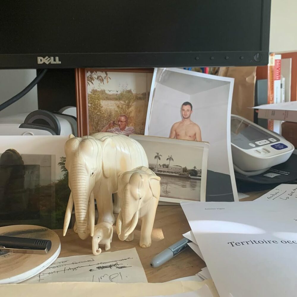 Des mondes offerts qui s’entrechoquent 
Les jour… - Antoine Vigne