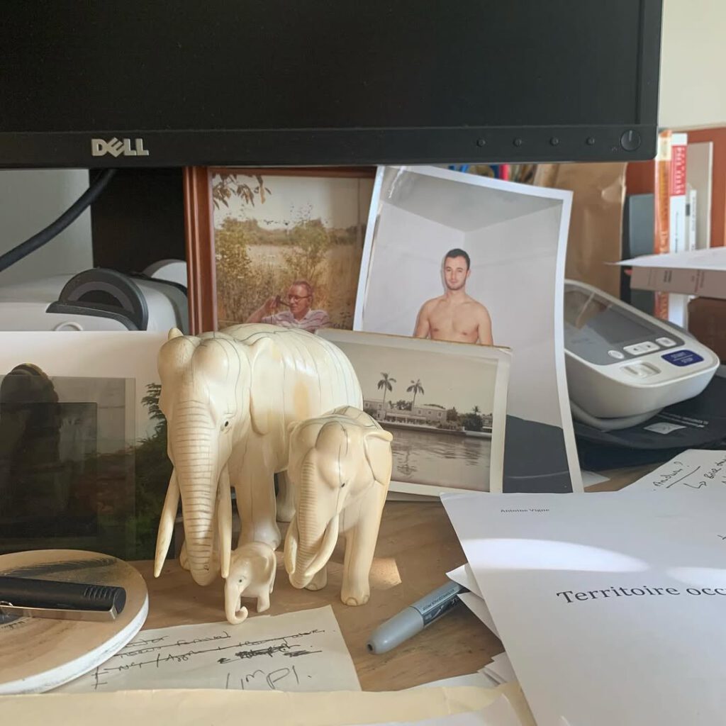 Des mondes offerts qui s’entrechoquent 
Les jour… - Antoine Vigne