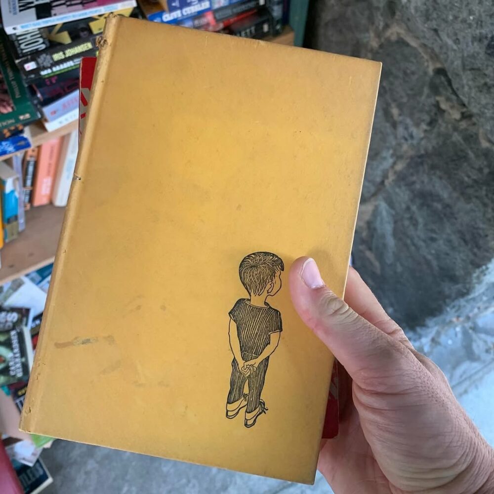 Il y a une petite bibliothèque de rue pas loin de… - Antoine Vigne