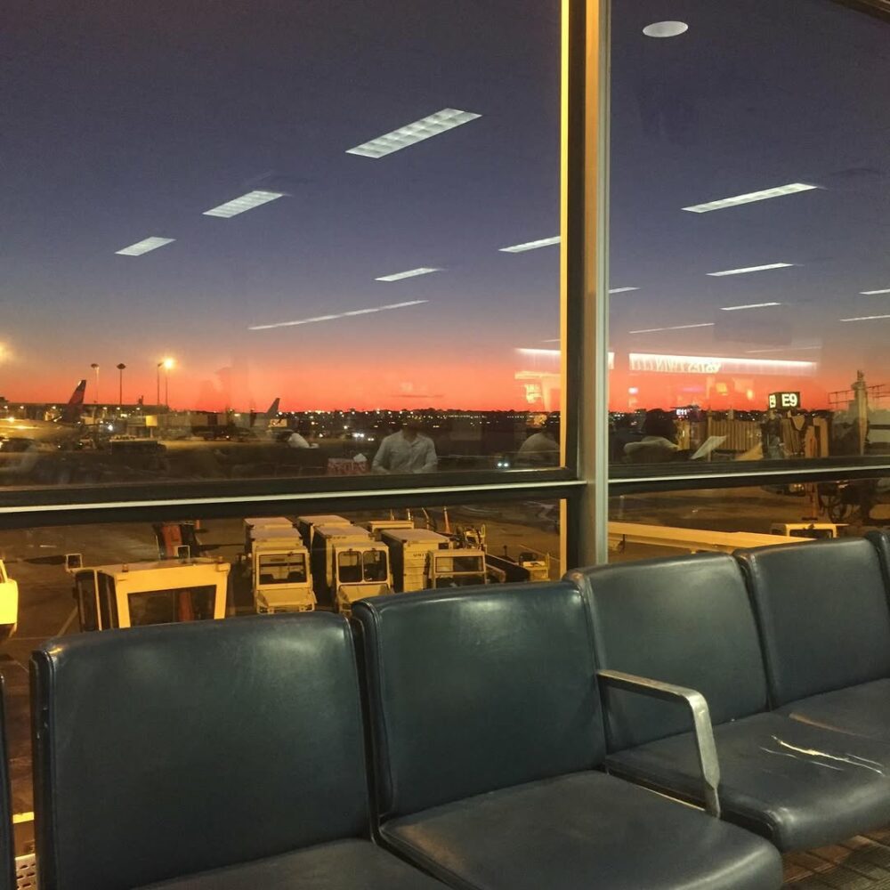 Il y a des soirs à l’aéroport où tout semble … - Antoine Vigne