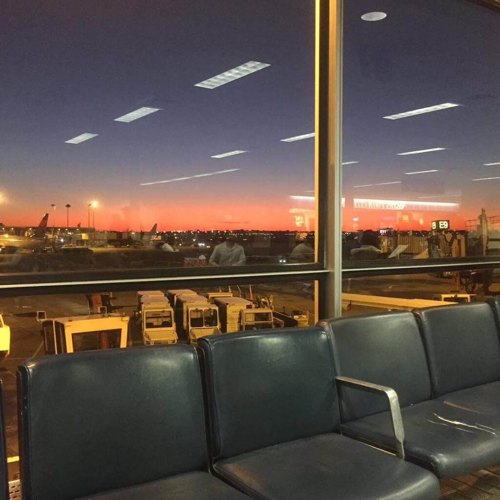 Il y a des soirs à l’aéroport où tout semble … - Antoine Vigne