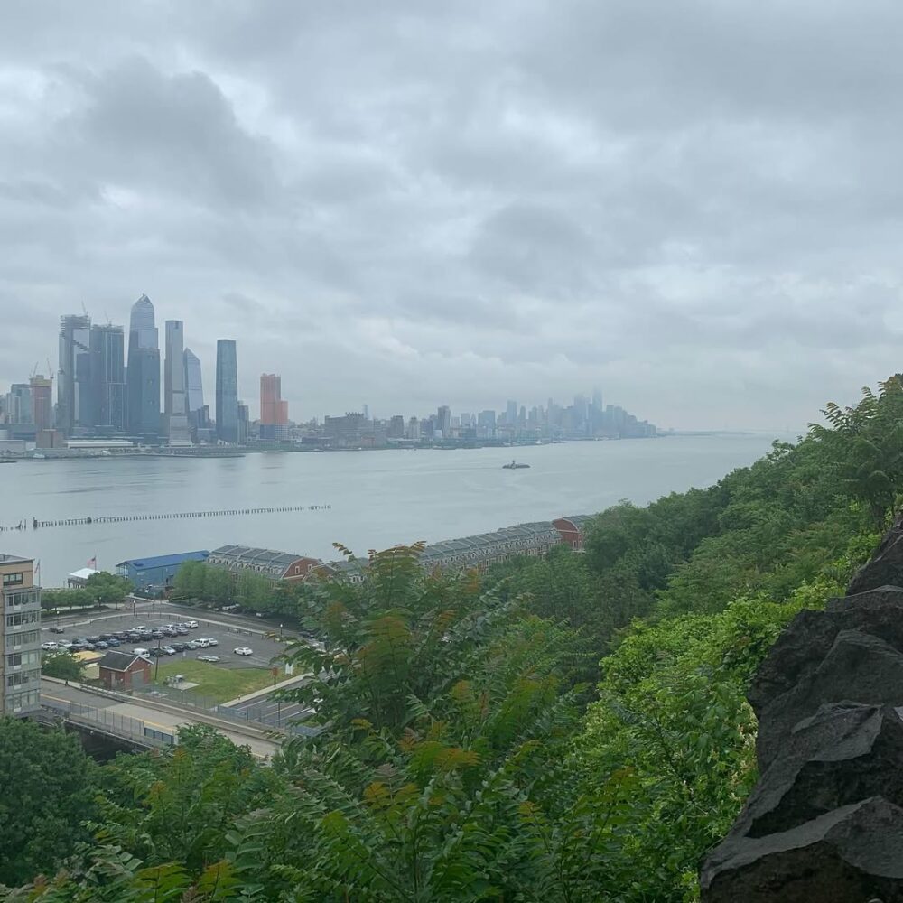 New York, un matin gris d’été. Les nuages lour… - Antoine Vigne