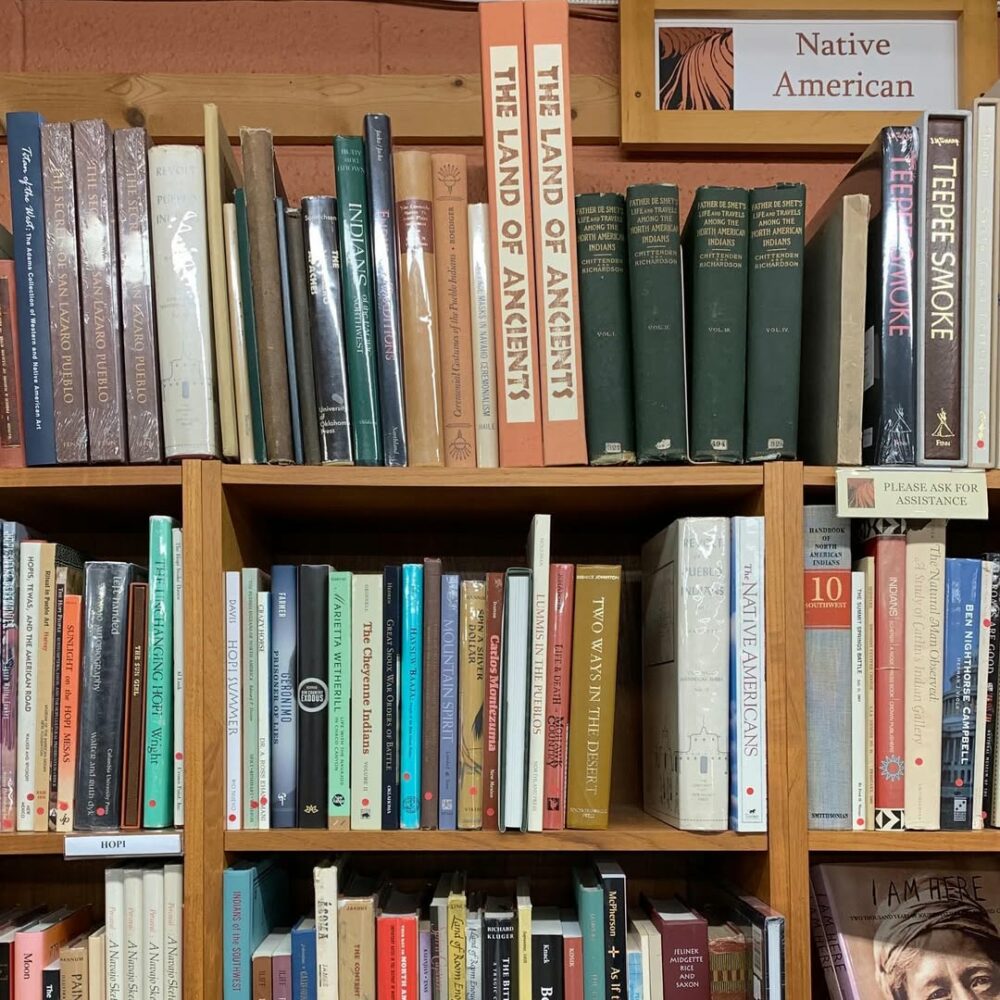 Des étagères sans fin de livres sur les cultur… - Antoine Vigne