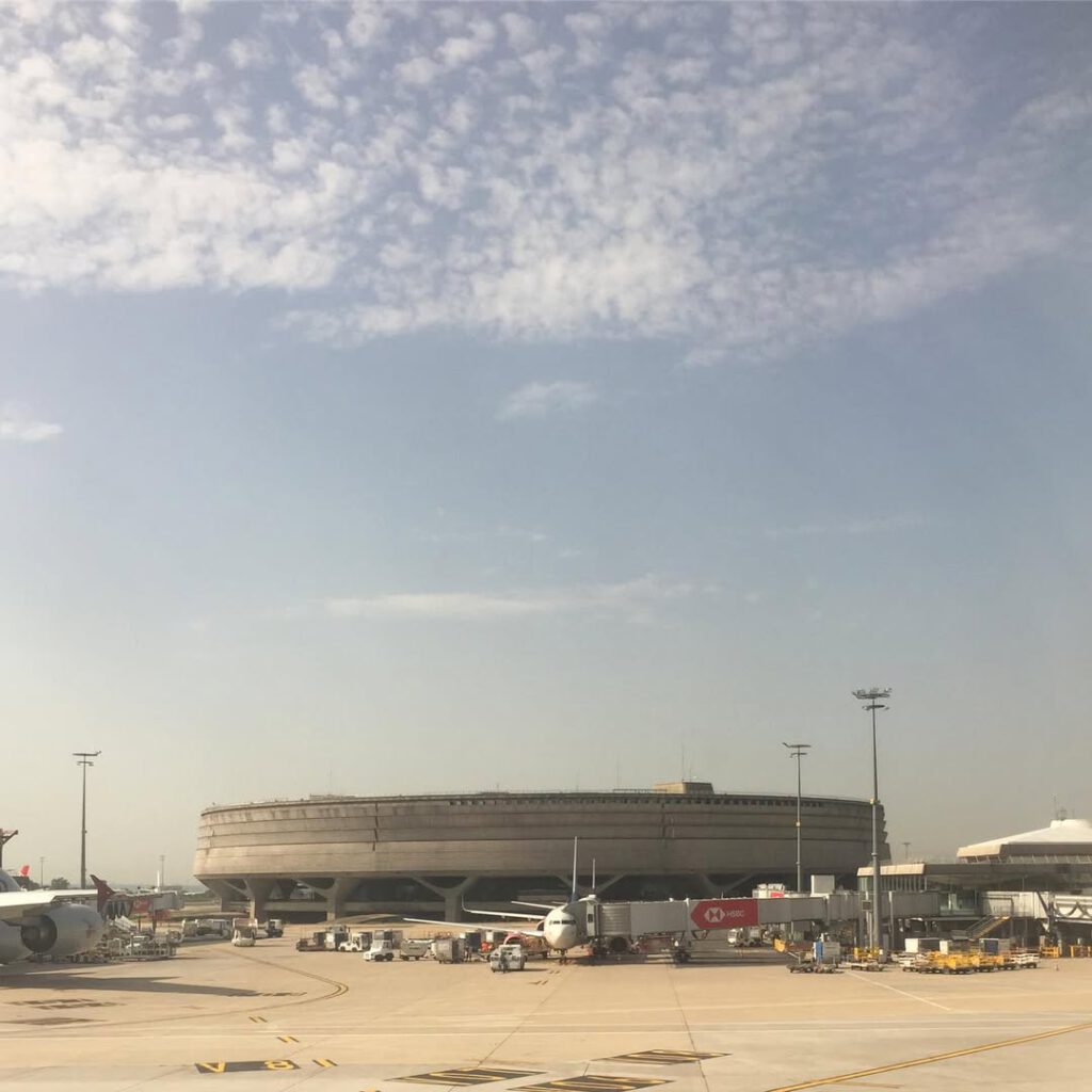 La vision du terminal 1 à Roissy le matin et touj… - Antoine Vigne