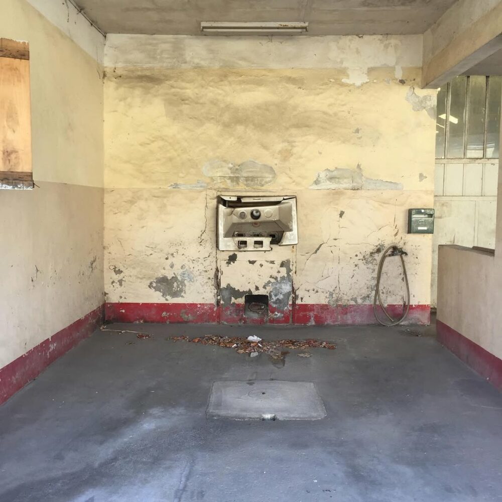 Le garage de Monsieur Merlin à Marchenoir, abando… - Antoine Vigne