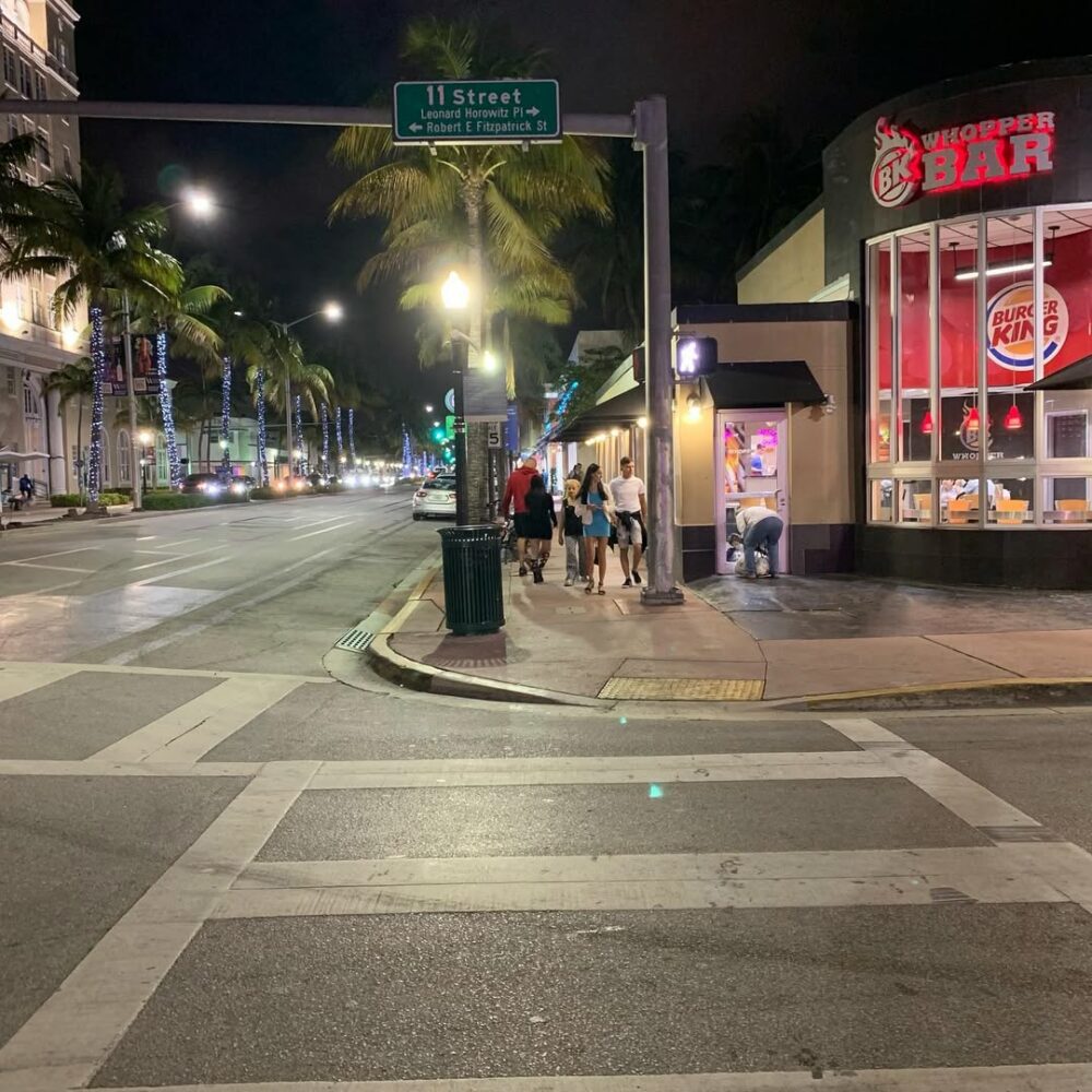 #miami #lanuit #promenadesnocturnes #retrouverdess… - Antoine Vigne