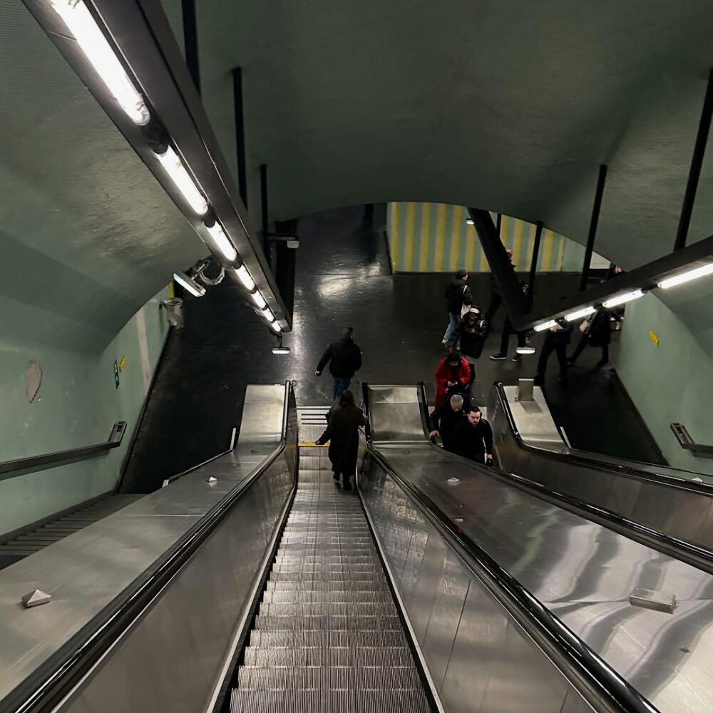 #somethinginthisilike #parisishome #80svibes… - Antoine Vigne
