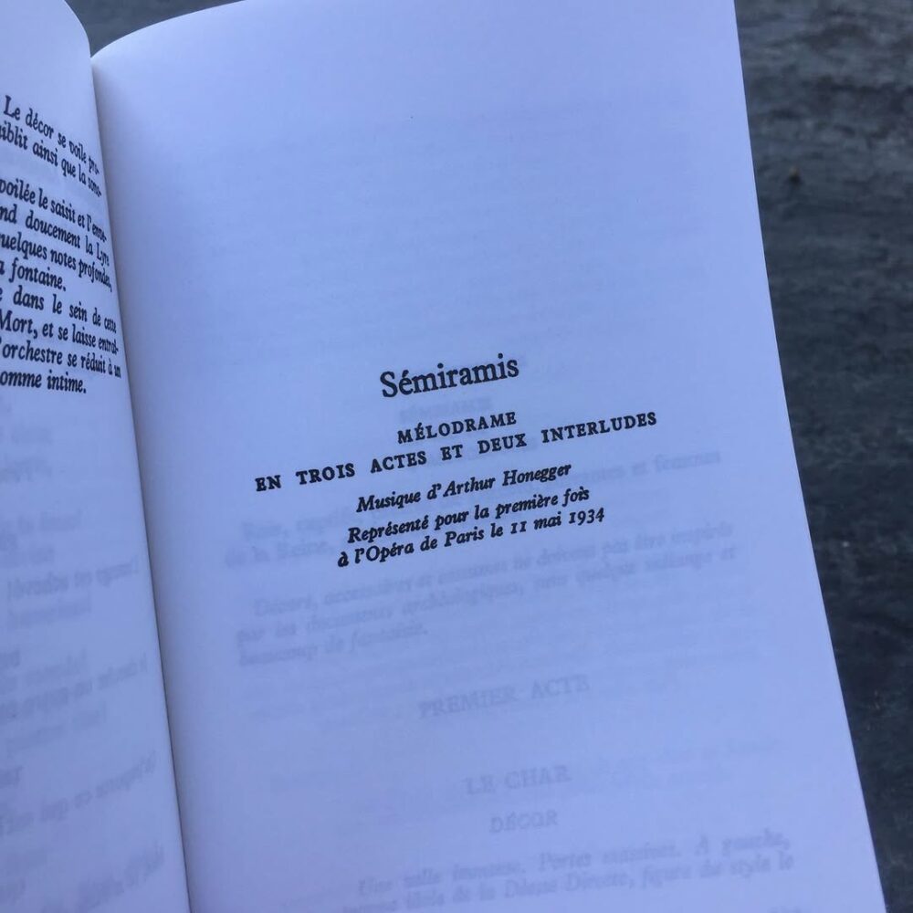 Lecture au réveil au son des cigales #semiramis #… - Antoine Vigne