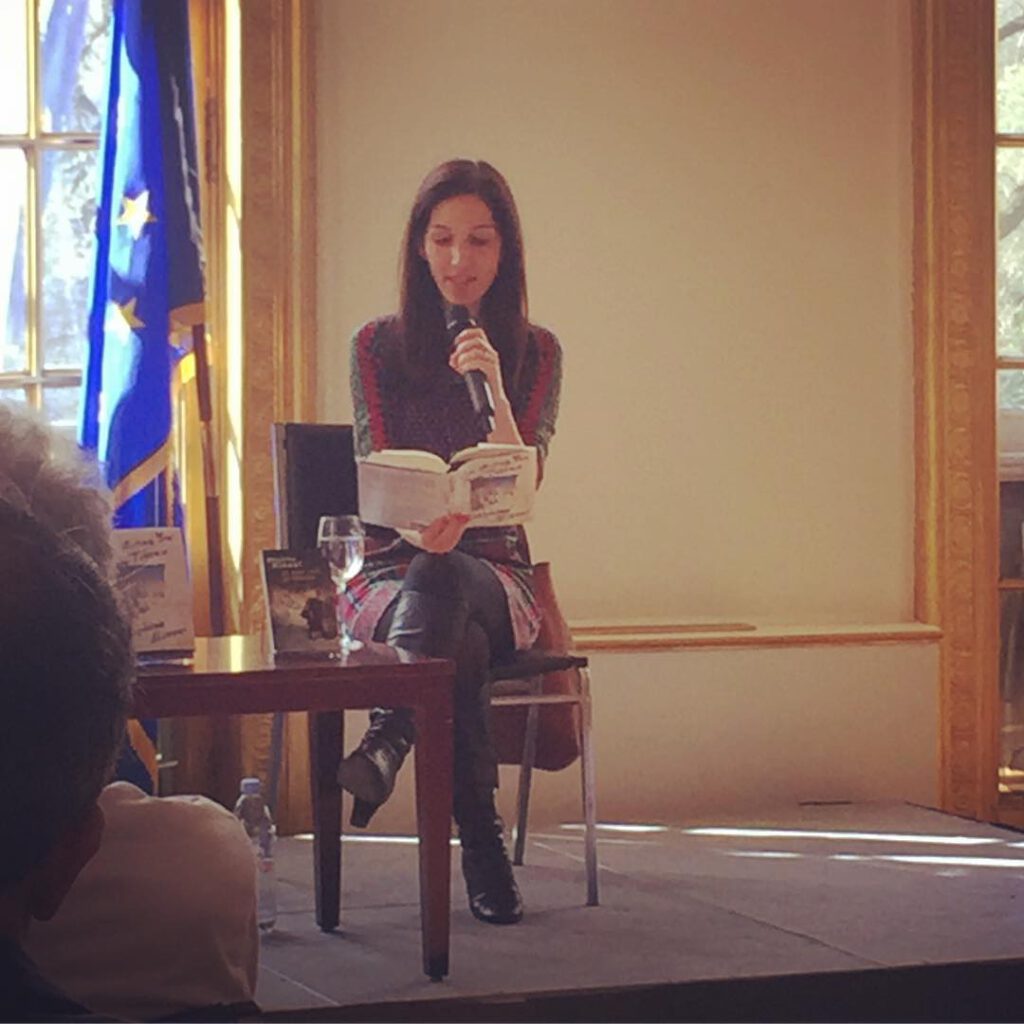 Delphine Minoui à Albertine ce samedi, parlant au… - Antoine Vigne