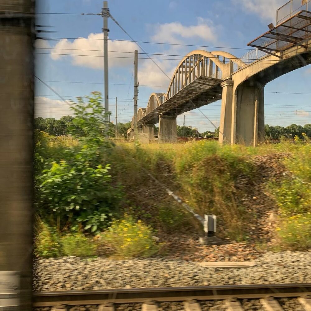 Les ponts au dessus des voies du RER entre Roissy … - Antoine Vigne