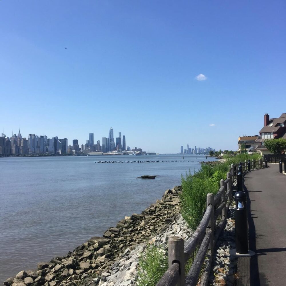 #summer #hudsonriver #bikeride… - Antoine Vigne