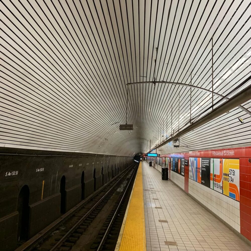 Le métro hier soir, vide comme souvent ces temps-… - Antoine Vigne
