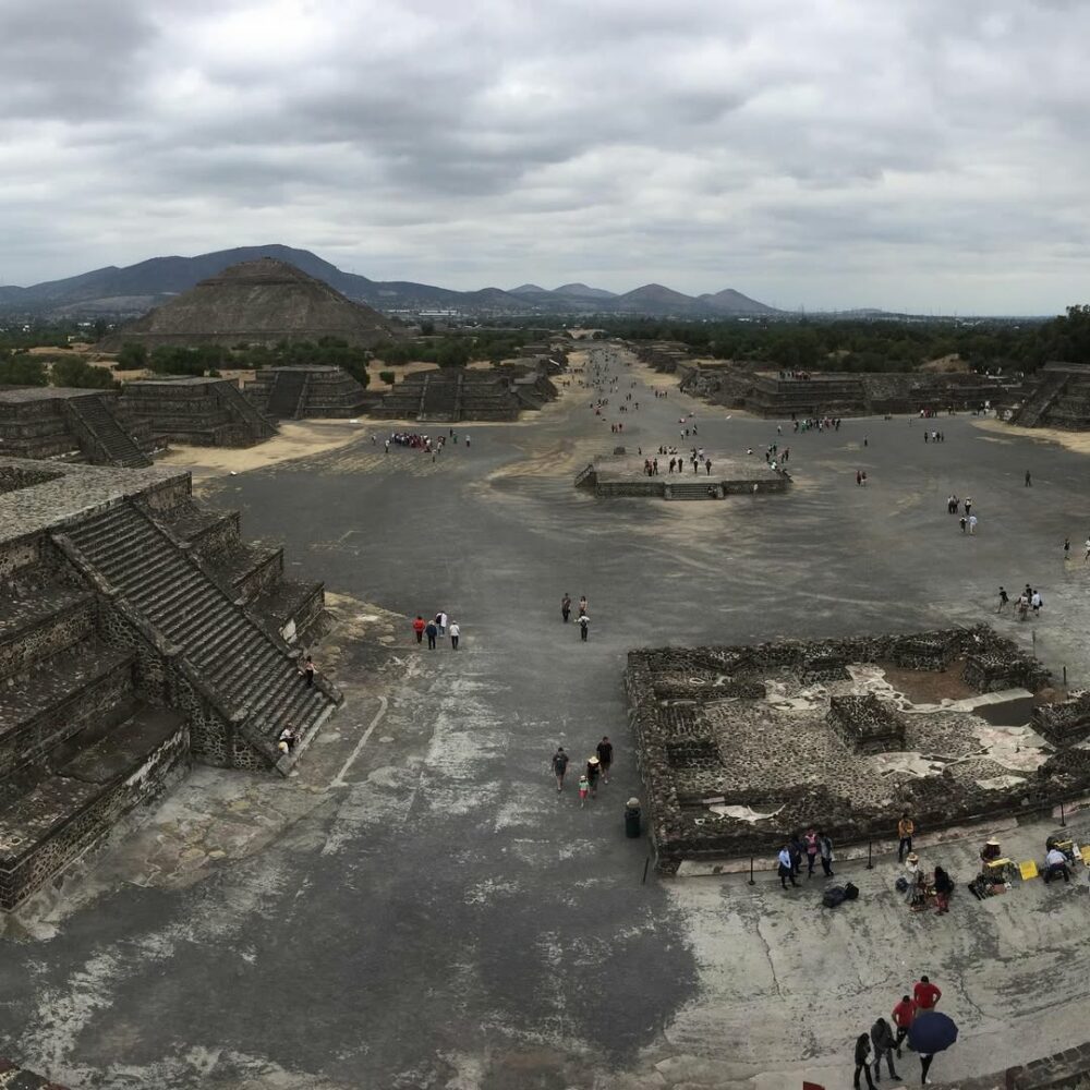 J’ai pensé à Malraux en arrivant à Teotihuacán. À… - Antoine Vigne