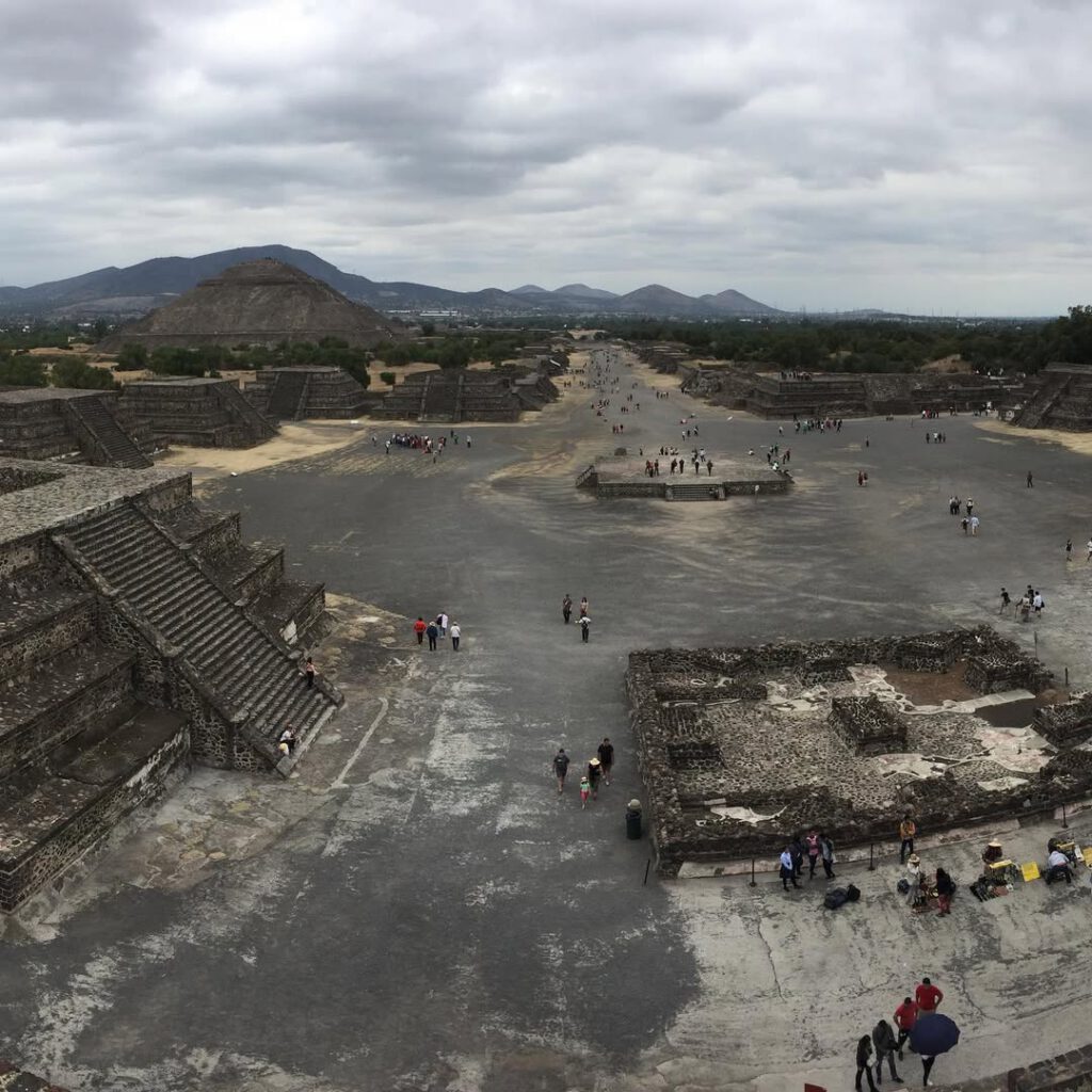 J’ai pensé à Malraux en arrivant à Teotihuacán. À… - Antoine Vigne