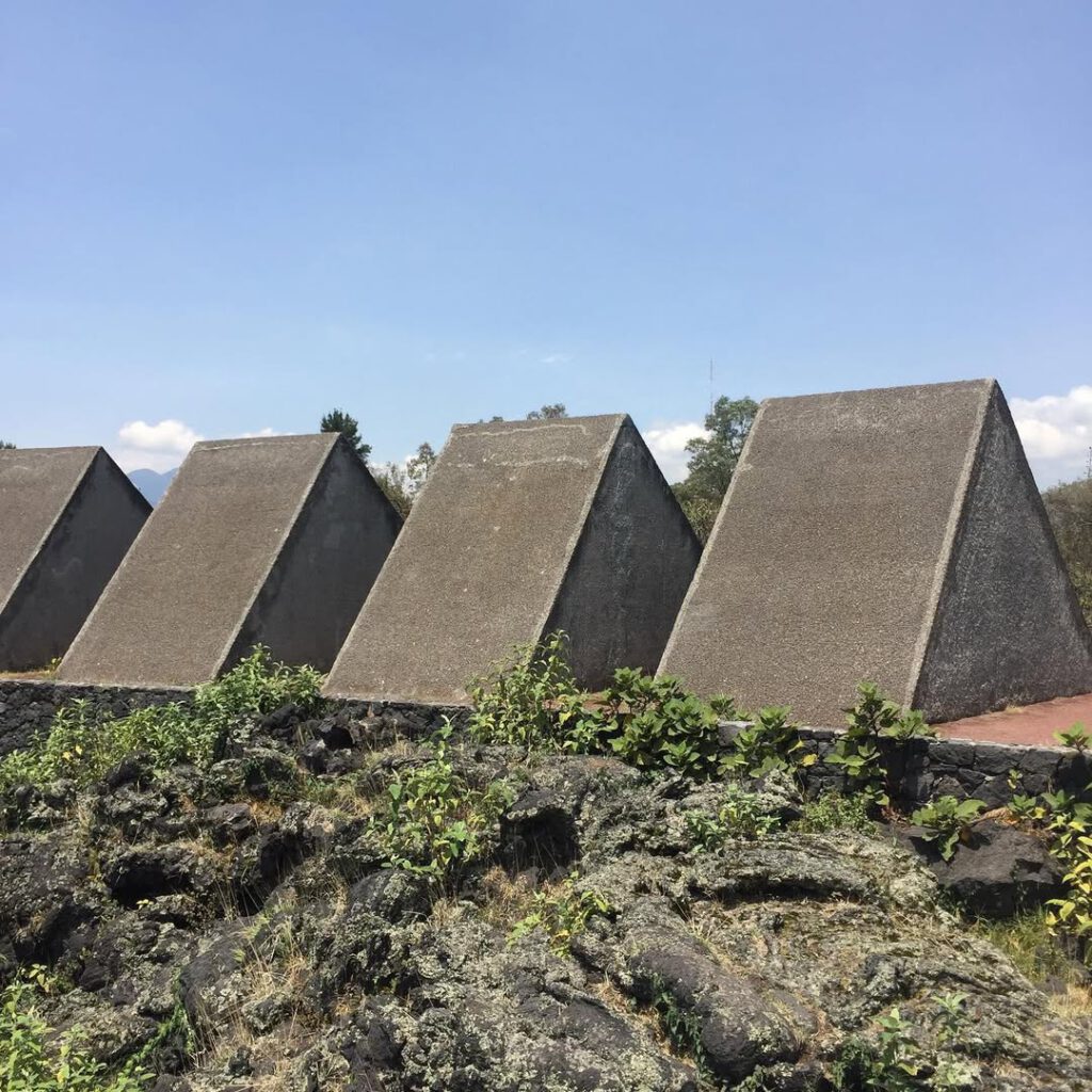 De béton et de lave. Comme la relique moderne d’u… - Antoine Vigne