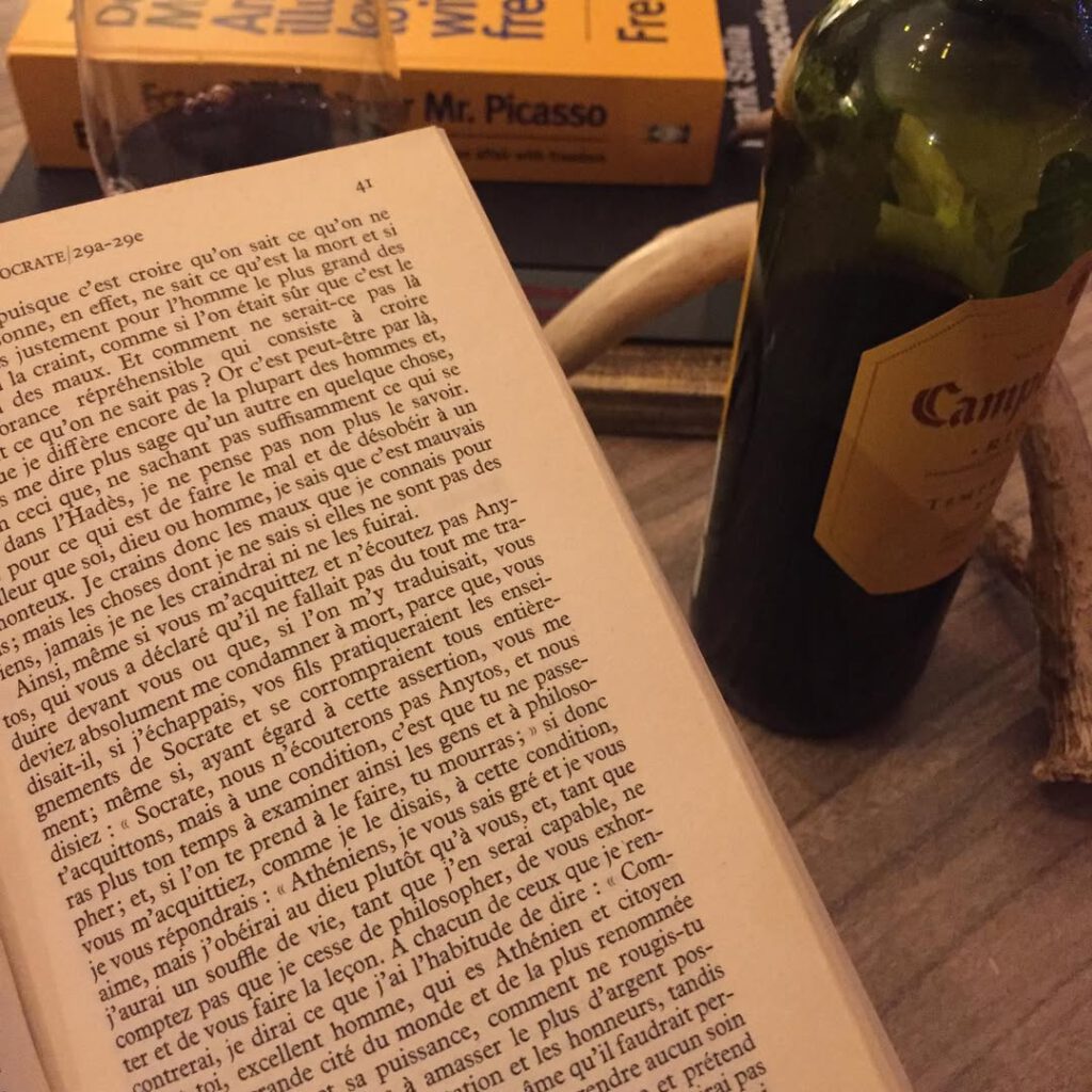 Les vacances: un vieux livre de Platon, un verre d… - Antoine Vigne