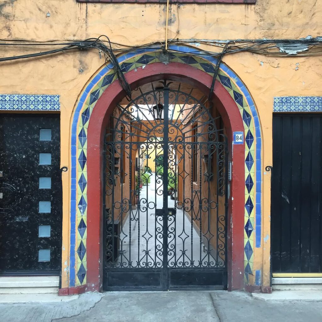 #urbanlandscape #mexicocity #beautifulfacades #arc… - Antoine Vigne