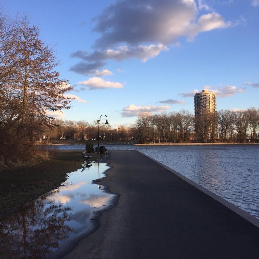 J’aime ces marches d’hiver. #promenadesurbaine… - Antoine Vigne