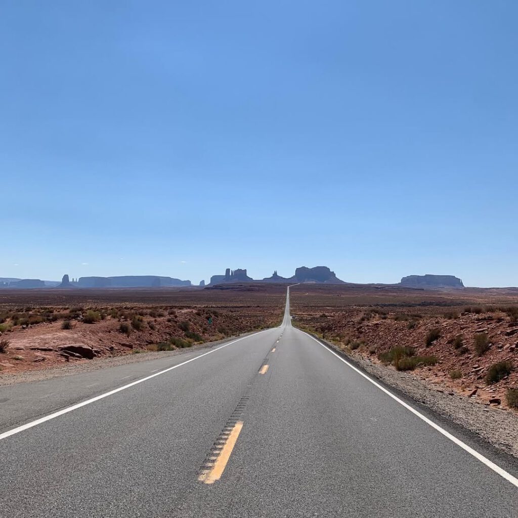 La route, cette incessante invitation au voyage…… - Antoine Vigne