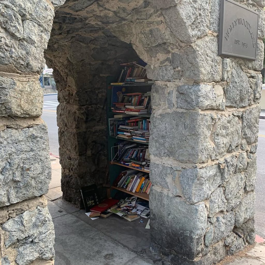 Il y a une petite bibliothèque de rue pas loin de… - Antoine Vigne