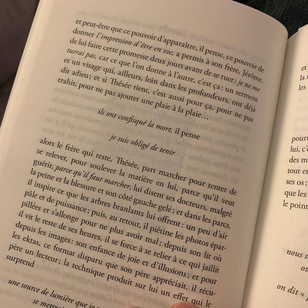 Une couverture jaune, un nom, un titre, des mots e… - Antoine Vigne