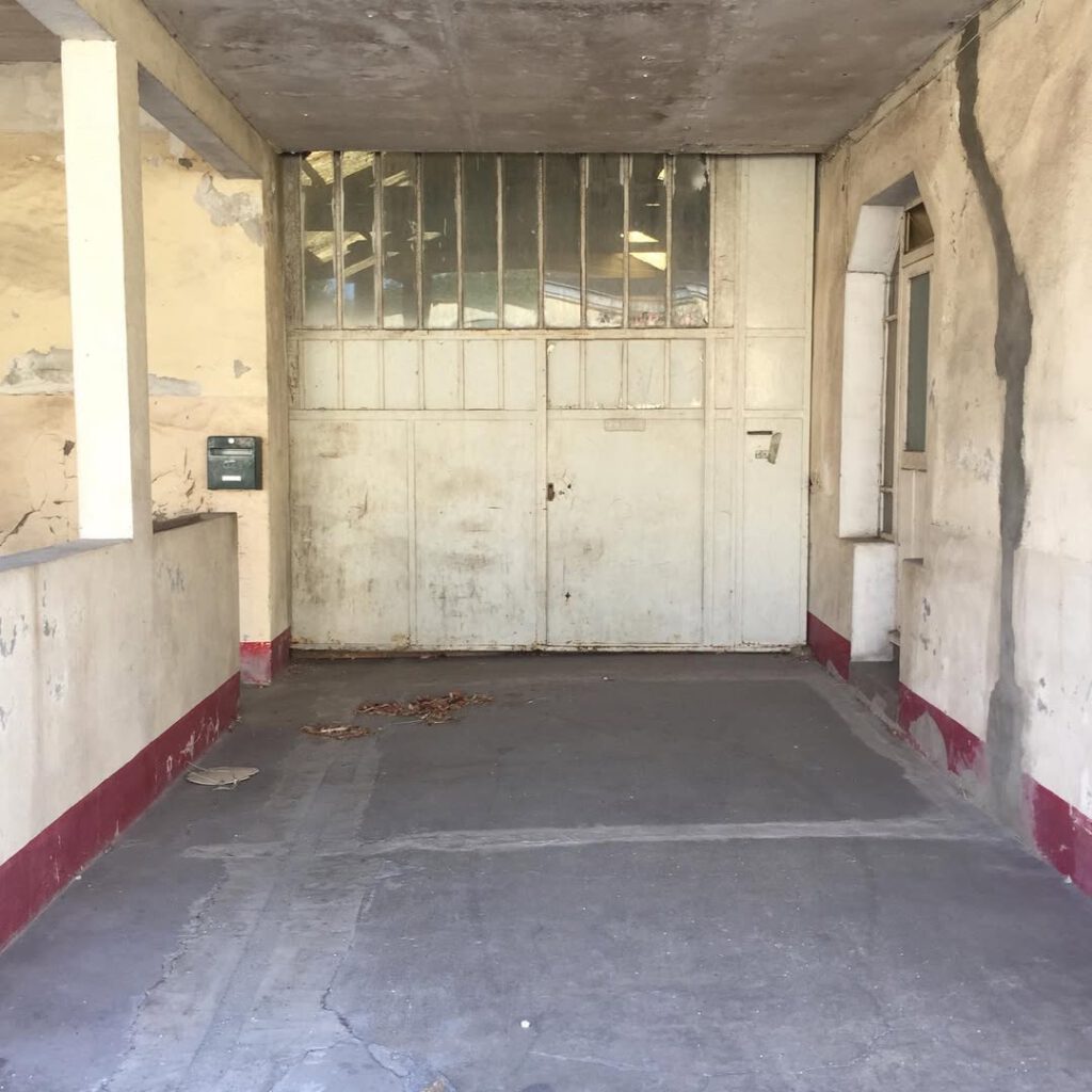 Le garage de Monsieur Merlin à Marchenoir, abando… - Antoine Vigne