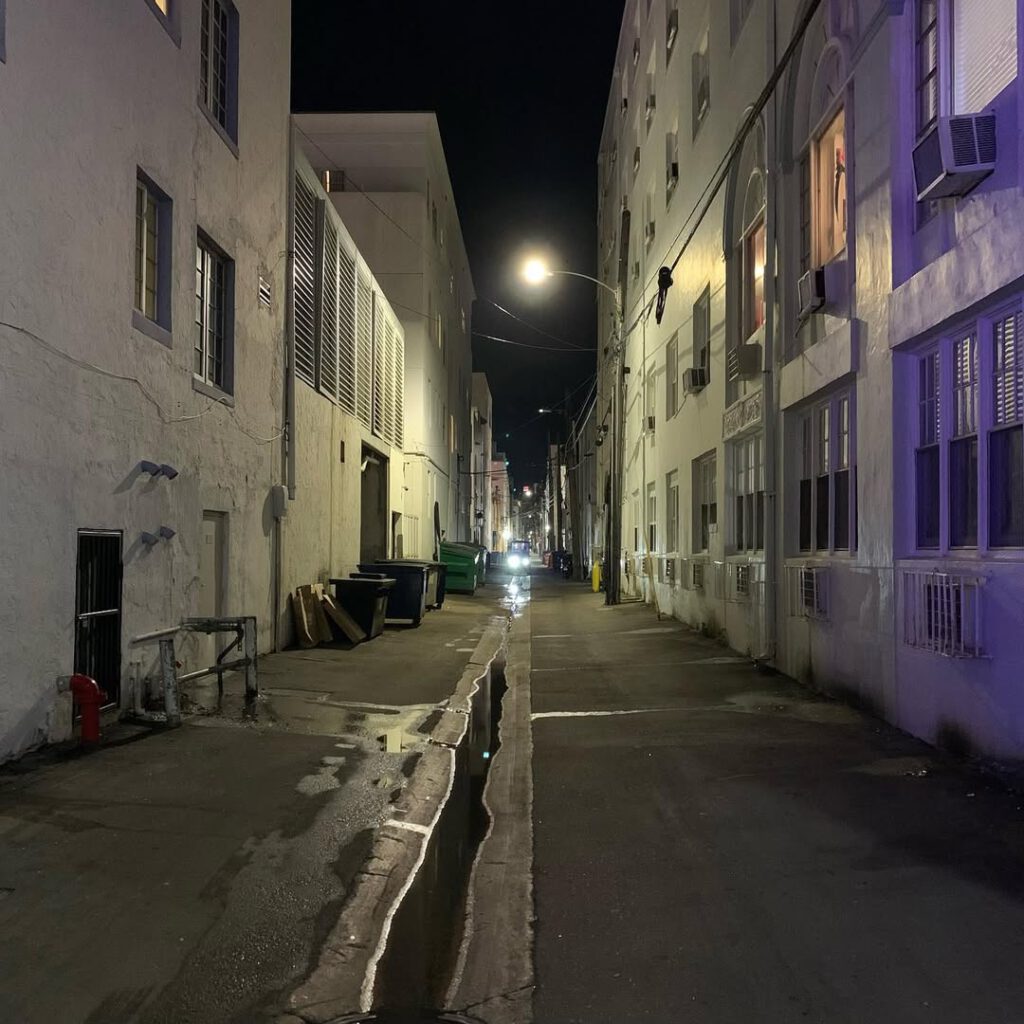 #miami #lanuit #promenadesnocturnes #retrouverdess… - Antoine Vigne