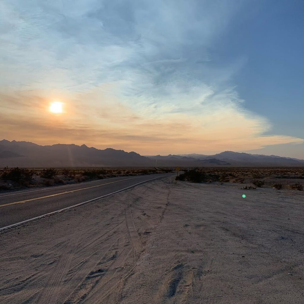 La route entre Vidal Junction et Joshua Tree #suns… - Antoine Vigne