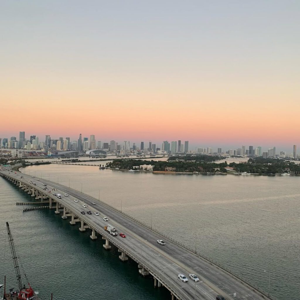 Retrouver la lumière de Miami, les tons azuréens… - Antoine Vigne