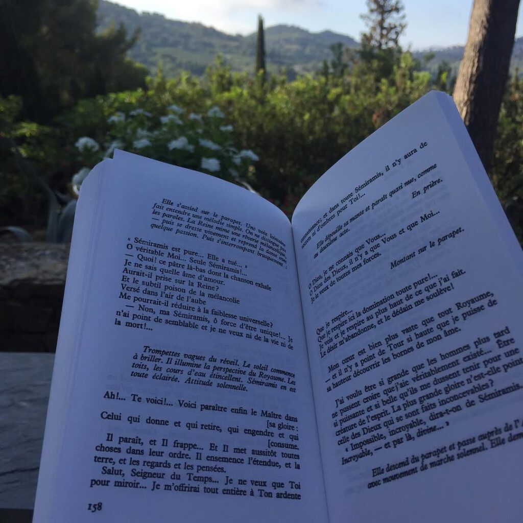 Lecture au réveil au son des cigales #semiramis #… - Antoine Vigne