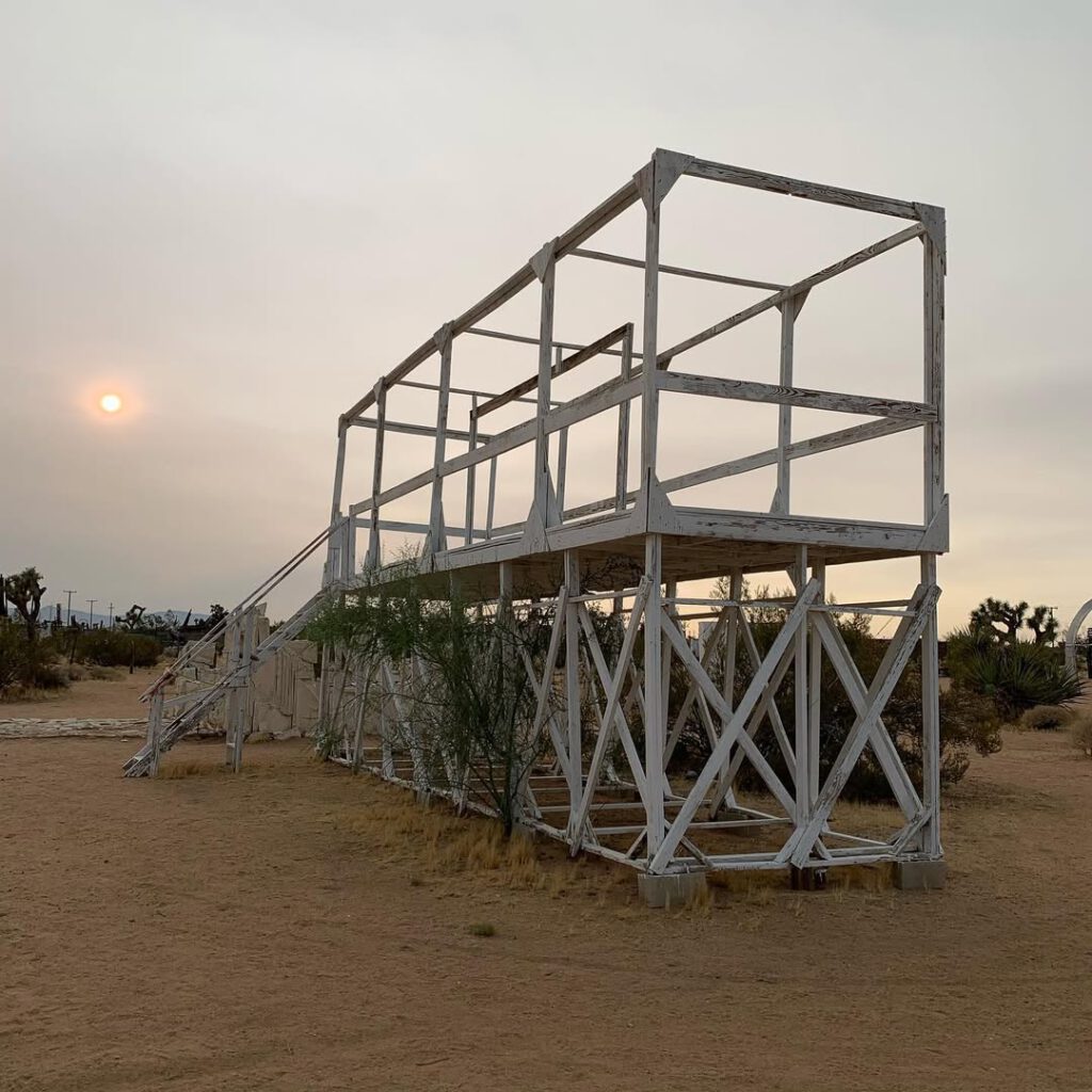 Noah Purifoy, son musée dans le désert, la rou… - Antoine Vigne