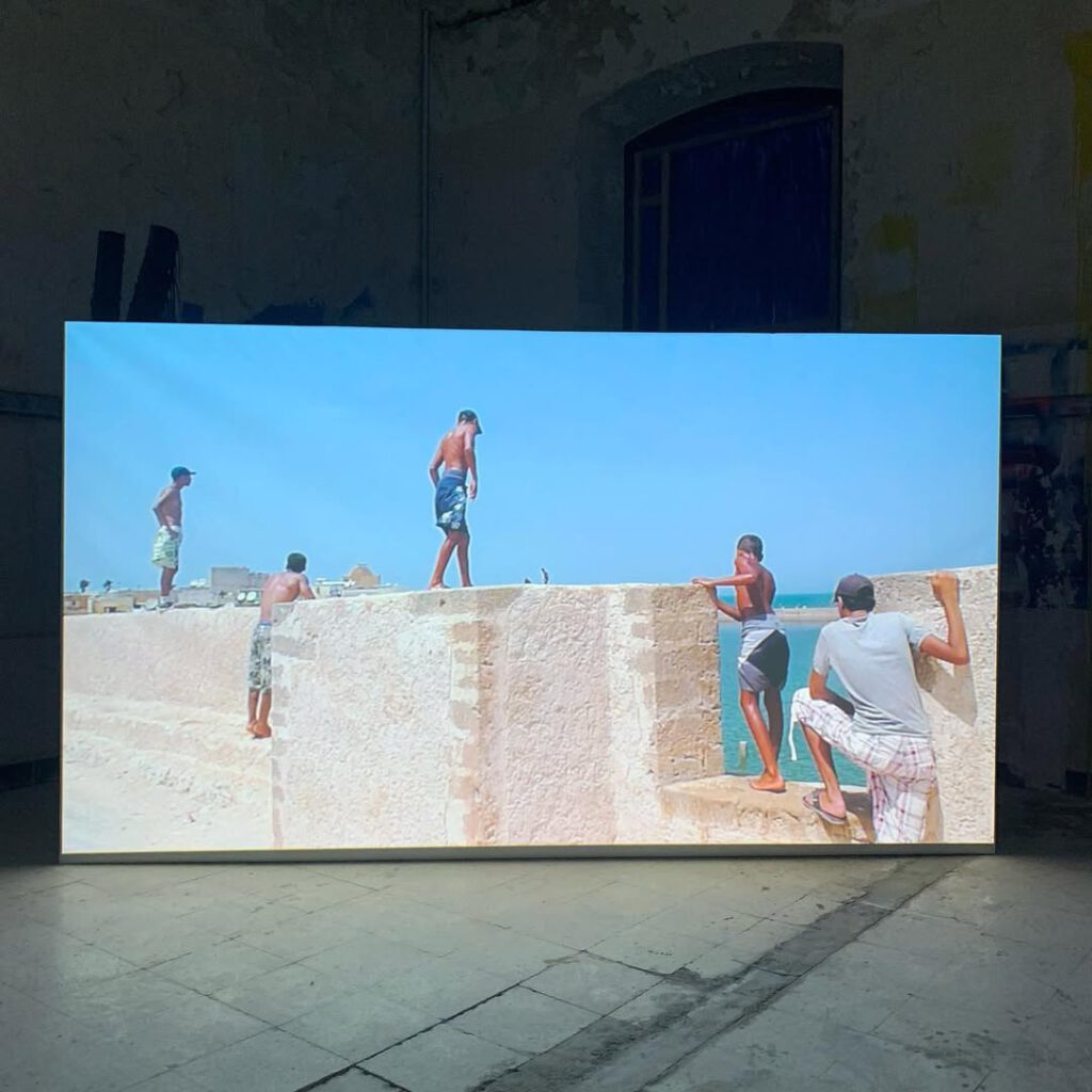 Lumineuse surprise à la biennale de Bonifacio où… - Antoine Vigne