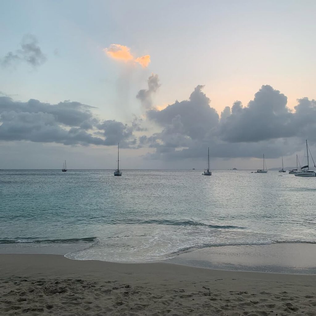 Coucher de soleil à Colombier. Moment parfait #no… - Antoine Vigne