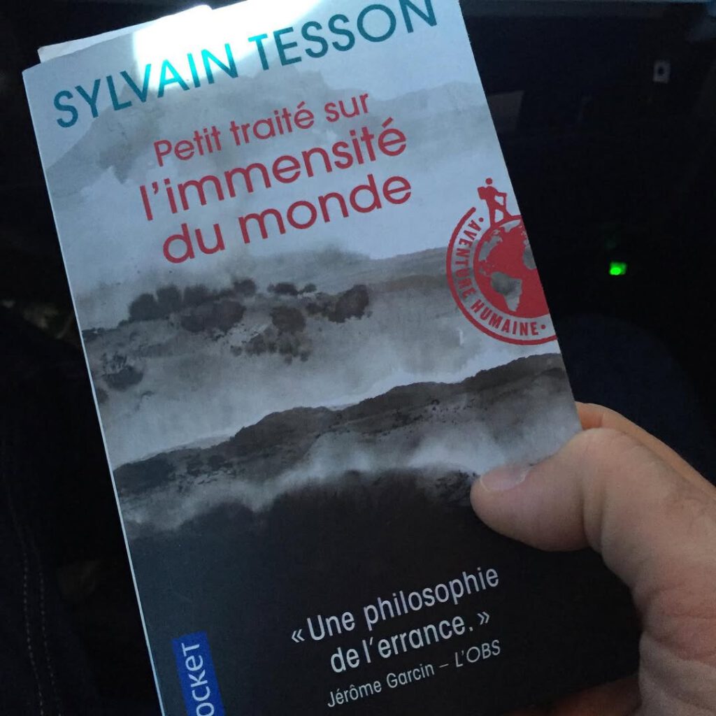 Je lis Sylvain Tesson dans l’avion qui me ramèn… - Antoine Vigne