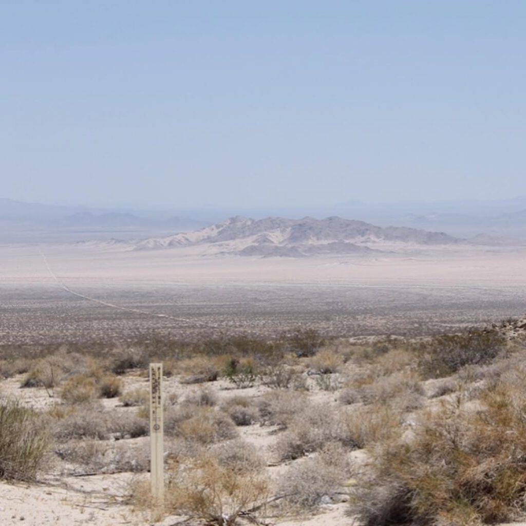 Le désert, les chemins d’accès en sable, la … - Antoine Vigne