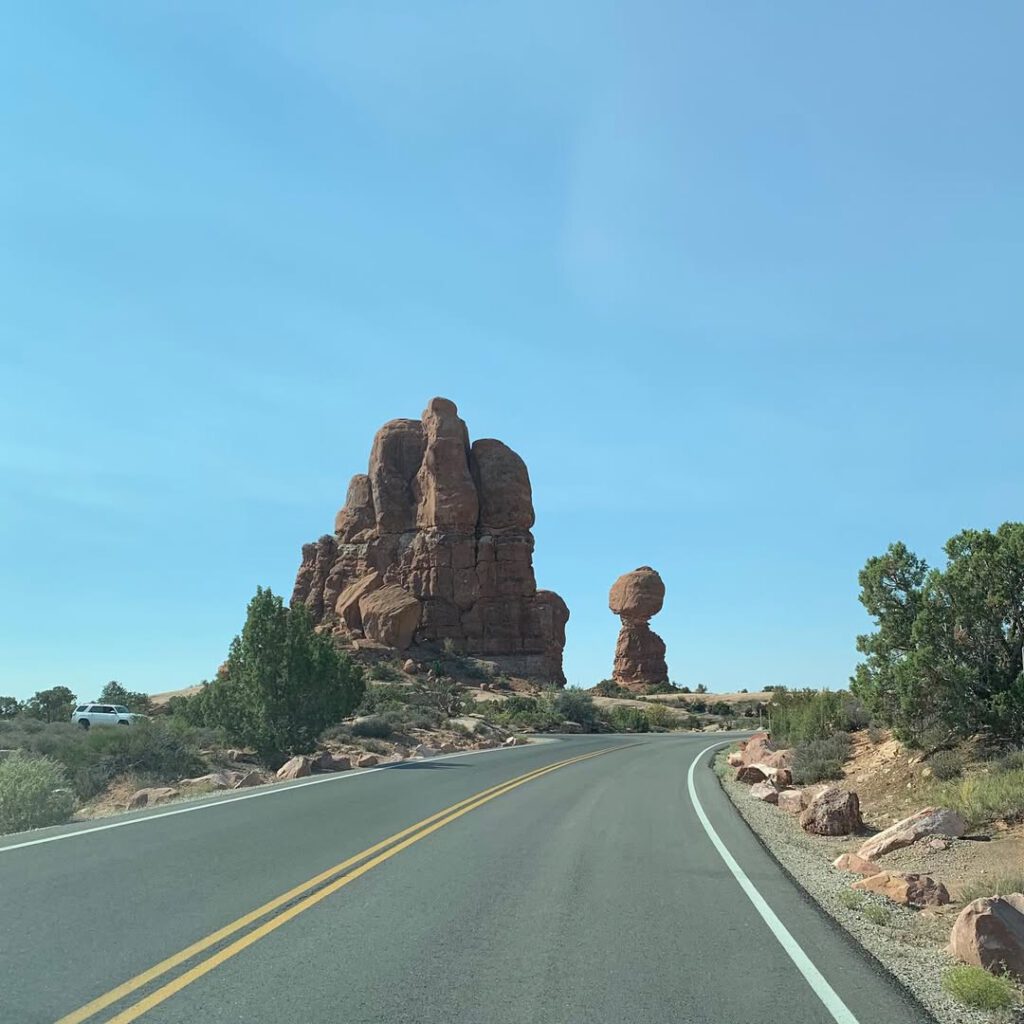 La route, cette incessante invitation au voyage…… - Antoine Vigne