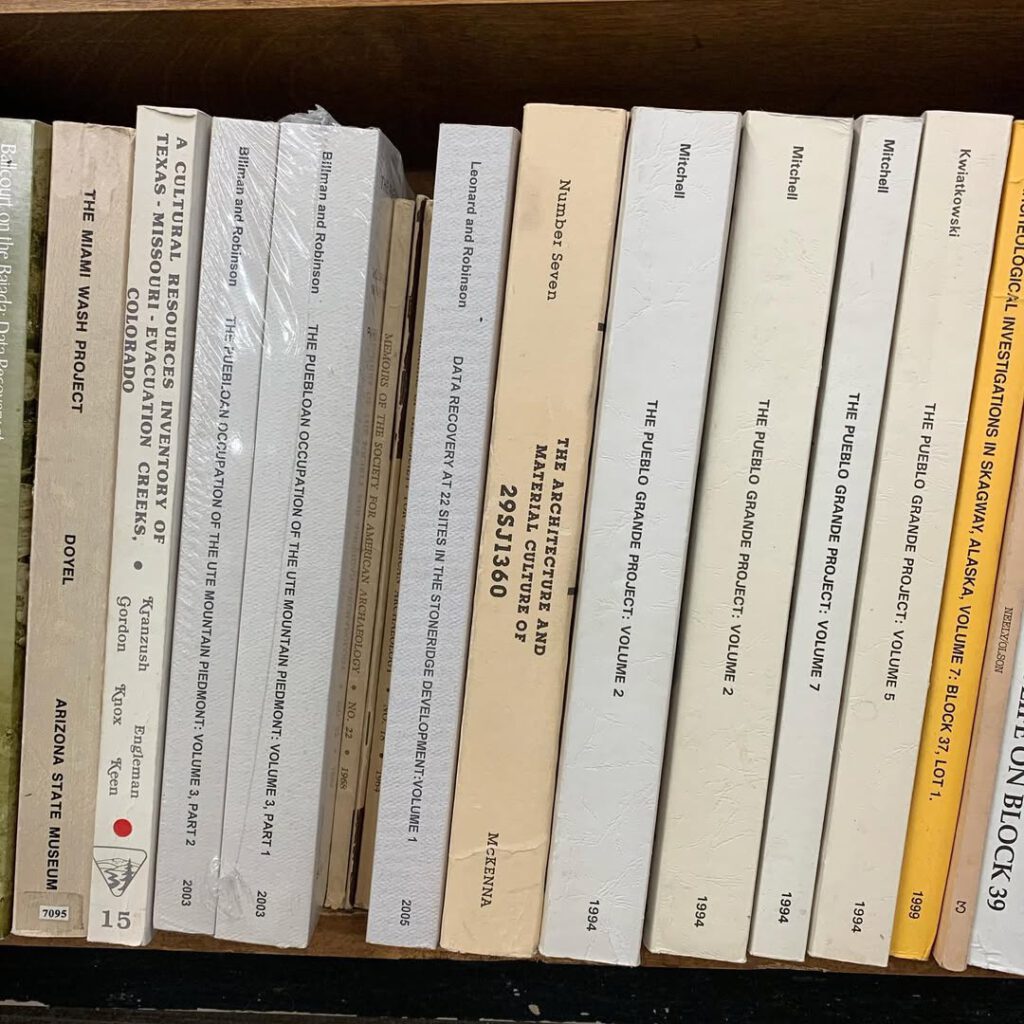 Des étagères sans fin de livres sur les cultur… - Antoine Vigne