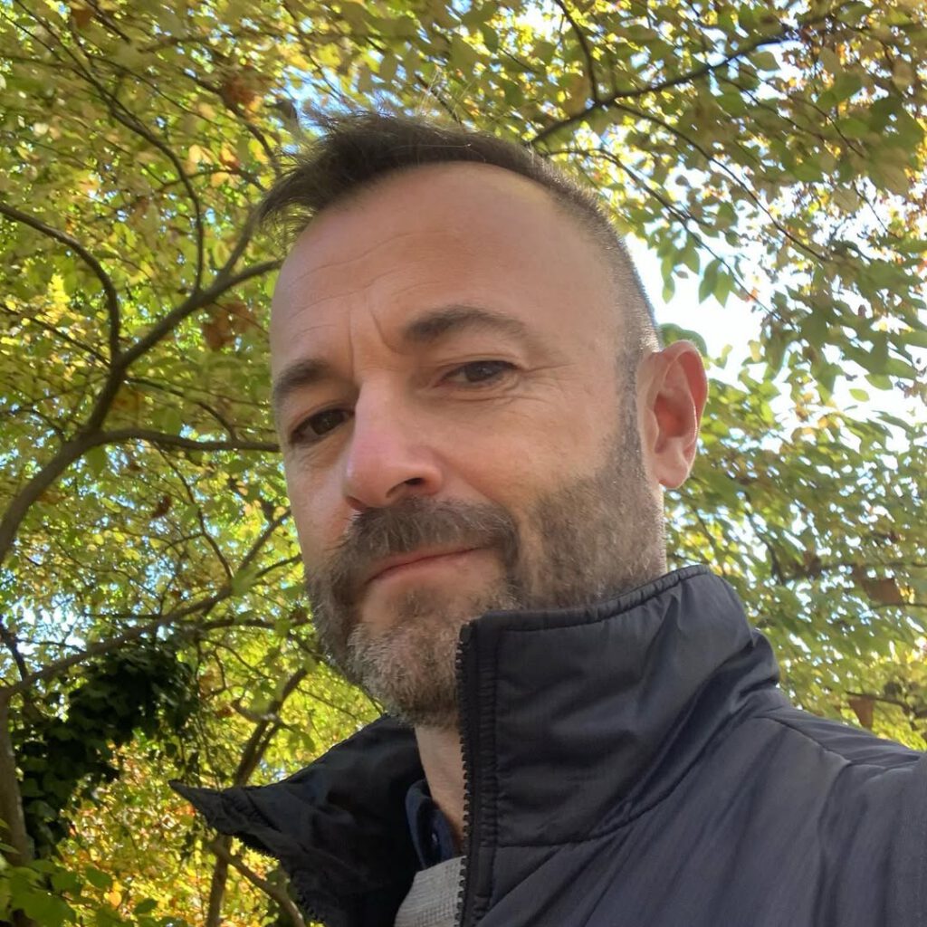 Journée de soleil. Calme.  Des feuilles qui tombe… - Antoine Vigne