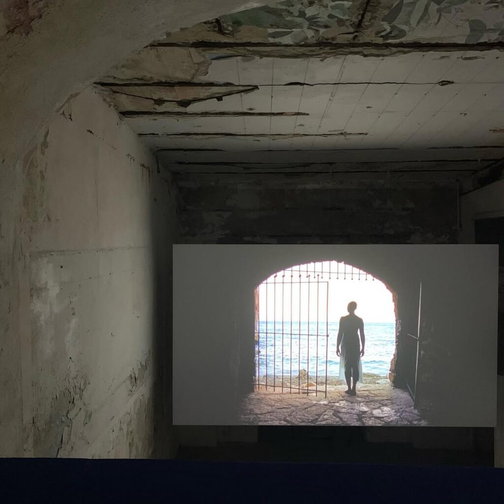 Lumineuse surprise à la biennale de Bonifacio où… - Antoine Vigne