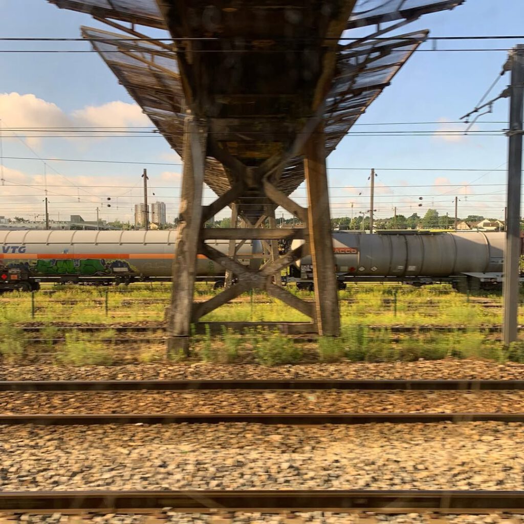 Les ponts au dessus des voies du RER entre Roissy … - Antoine Vigne